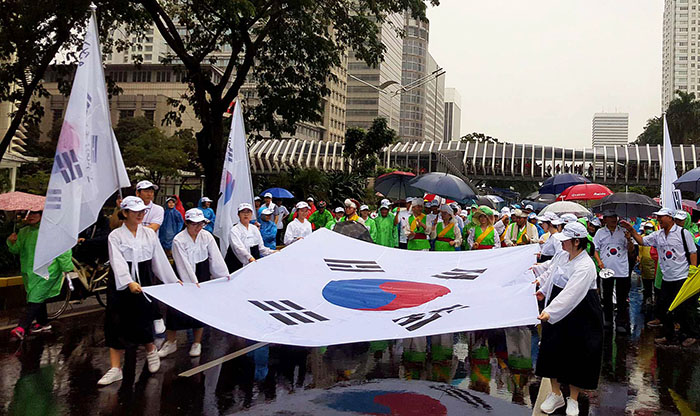  
Participants on March 3 braved rain to march in a parade in Jakarta to commemorate Korea’s March First Independence Movement.
